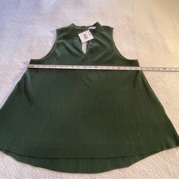 BB Dakota Forest Green Top Size Medium ~ Perfect for date night or Business Wear - Picture 5 of 11